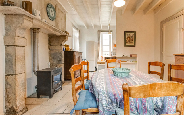 Pretty Holiday Home in Golleville with Private Garden