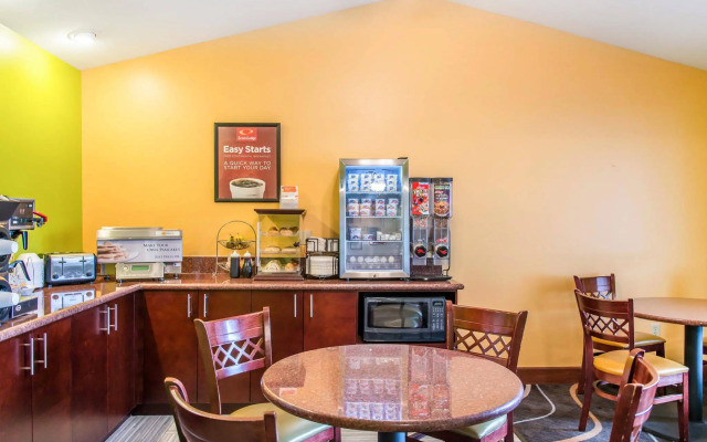 Econo Lodge Inn & Suites