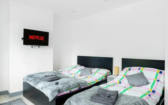 3br-sleeps8-parking-wifi-closestation