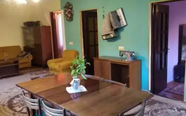 Rossi Rest House By The River