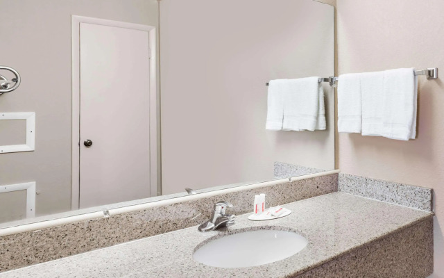 Travelodge by Wyndham Ridgeway Martinsville Area