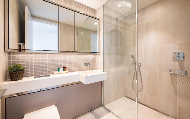 Stunning two Bedroom Docklands Apartment With Balcony