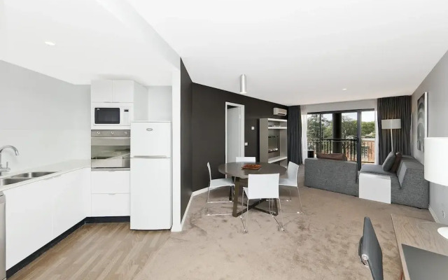 Astra Apartments - The Griffin