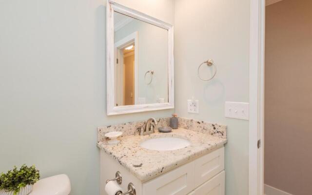 Bill's Place by Oak Island Accommodations