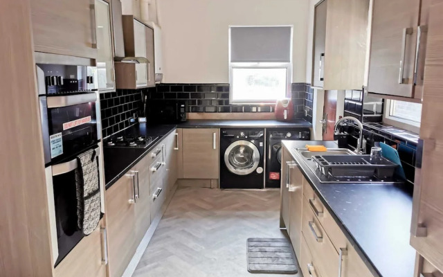 Charming 4-bed House in Manchester