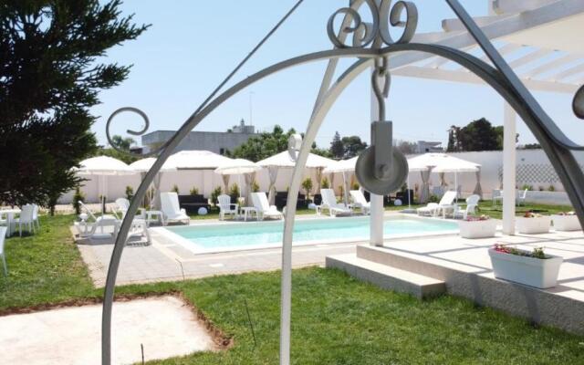 Resort Leonardo - Pool and Restaurant
