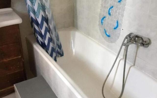 Tota's guest house, 4 min walk to the beach