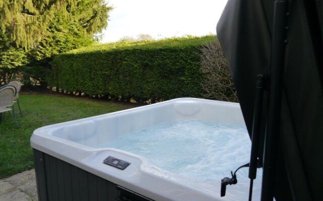 Romeo Cottage - Sleeps 4 - Open Plan Barn - Private Hot Tub & Garden
