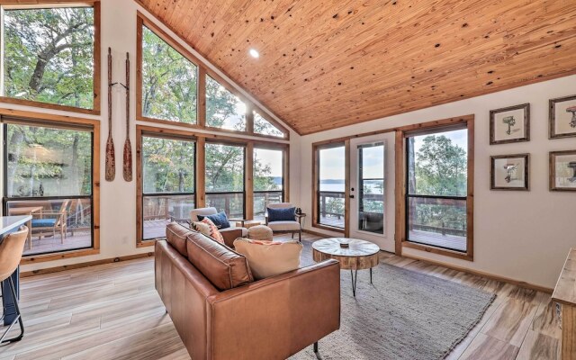 'foxtail' Cabin Retreat: Steps to Beaver Lake!