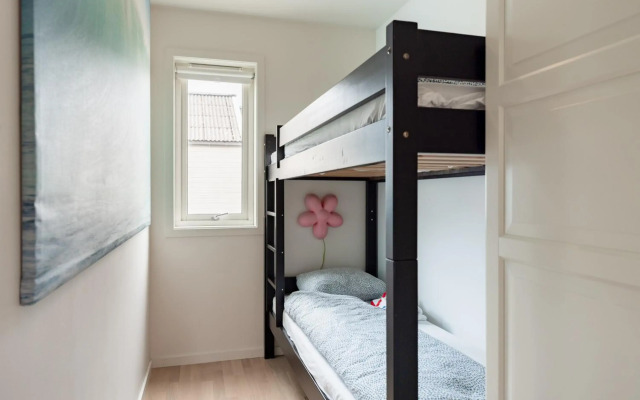 Central top floor apartment