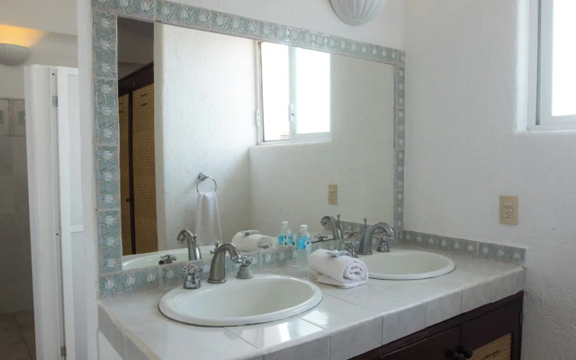 Apt. with Jacuzzi Ixt. Zihuatanejo 3 BR
