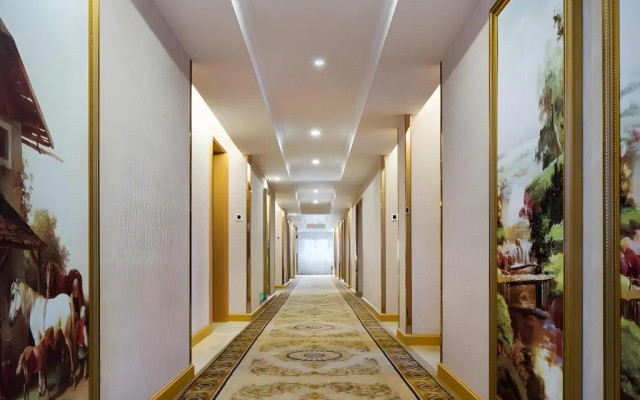 Vienna Hotel (Huidong and Run Pedestrian Street)