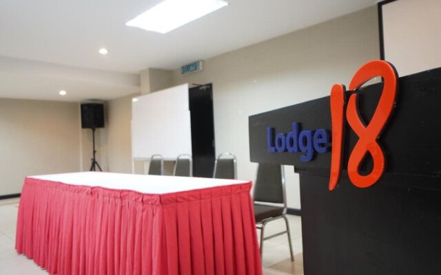 Lodge 18 Hotel