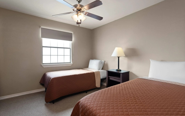 Eagle's Den Suites Carrizo Springs a Travelodge by Wyndham