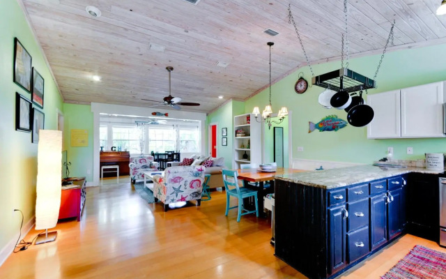 Captain's Quarters Spinnakers - 202 - 56th 1