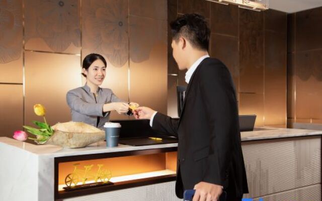Golden Tulip Hotel (Shanghai National Convention and Exhibition Center Store)