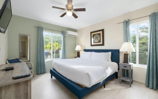 3BR Villa Central Location Private Pool Patio
