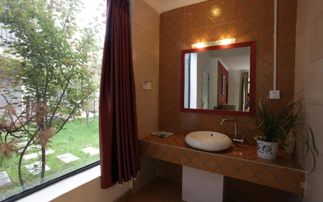 Lashi lakeside hotel