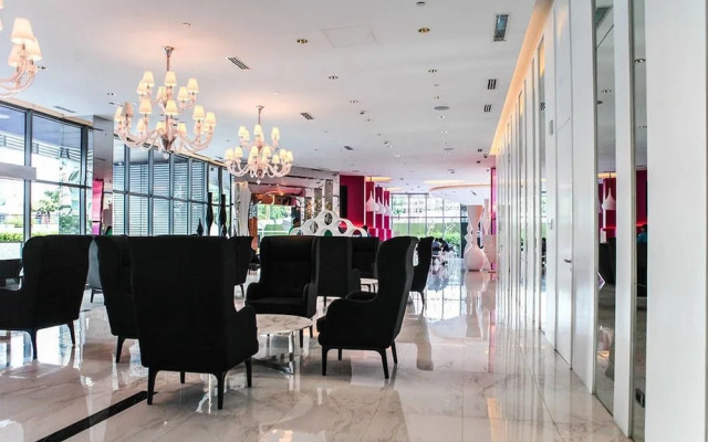 Azure Rio West Wave Pool 1 Bedroom near Airport