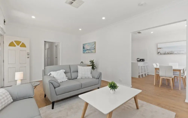 Quiet 2-bed Retreat With Private Courtyard