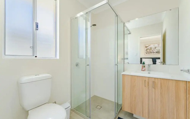 Bright & Airy 3-bed House Near Rockingham Beach