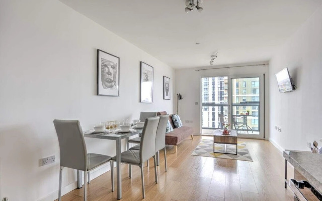 Bright & Modern 2-bed Apt W/balcony in Greenwich