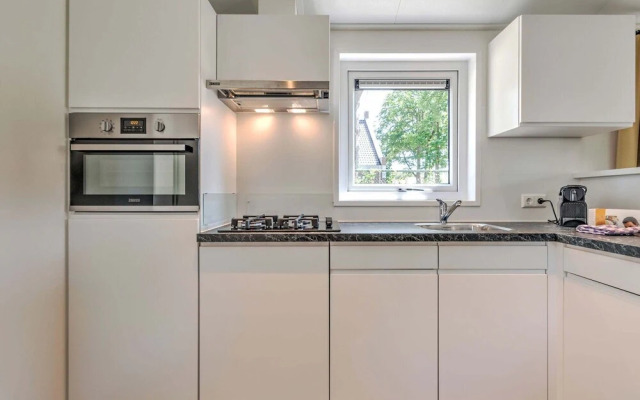 Beautiful Bungalow with Hot Tub in Kaatsheuvel