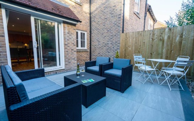 The Chaucer - Modern 3 Bed Home with parking close to city centre