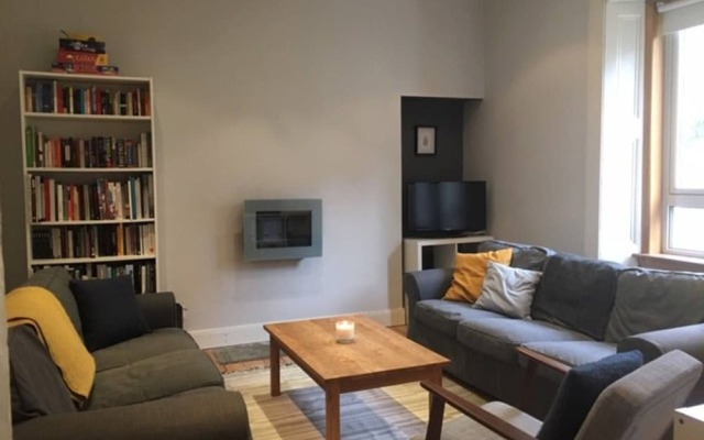 Spacious 3 Bedroom Flat in a Charming Location