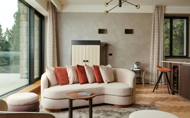 Maximilian Suites