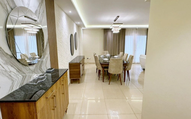 Calm & Classy 2BR - 5 min to Airport
