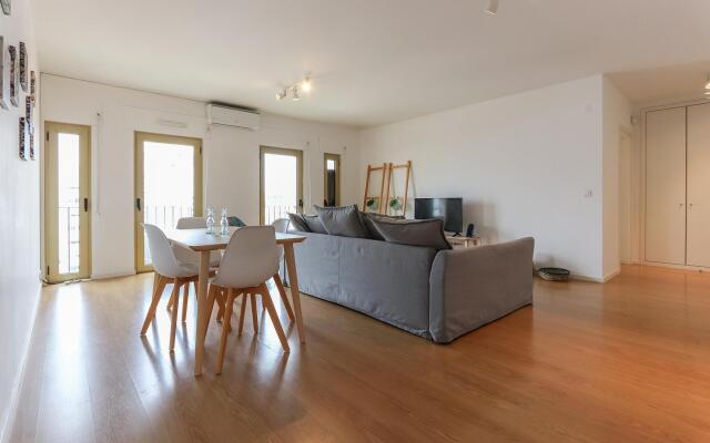 Modern Bright Avenidas Novas by Homing