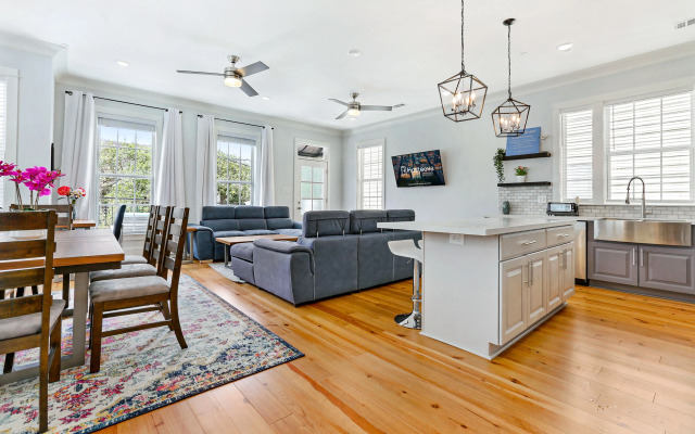 Spacious 5BR Urban Retreat with Balcony & Pool