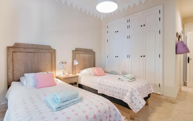 18024 - Superb Villa Near Beach With Heated Pool