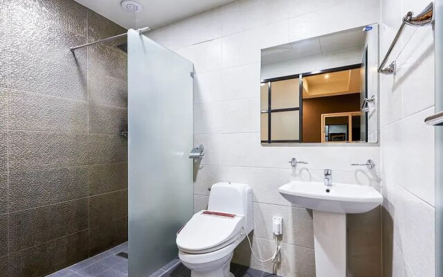 Hotel Forest River Novel