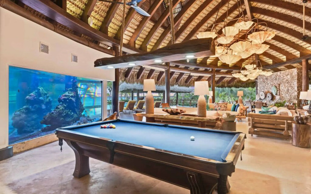 Dazzling Beachfront Villa With Swim-up Bar