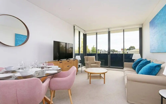 Large Modern 2 Bedroom Apartment near Lake Claremont