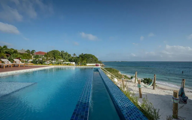 Beachfront Villa w Pool Sleeps 16 Dining Tub