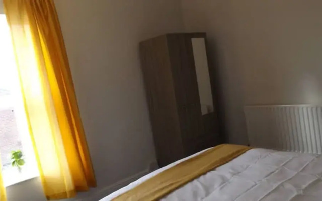 Room in Guest Room - Spacious Double Room in Stoke