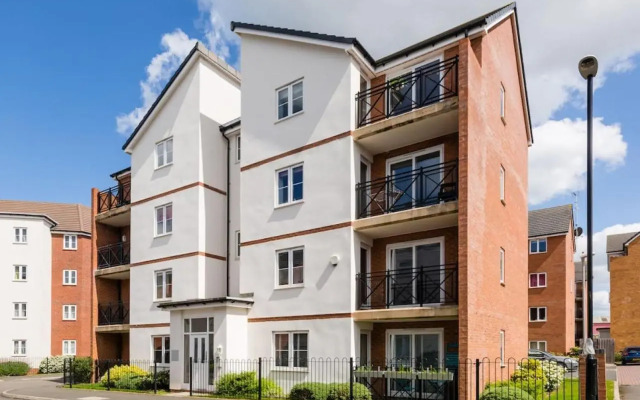 Stylish 2 Bed Flat Near Station, Parking, Sleeps 6