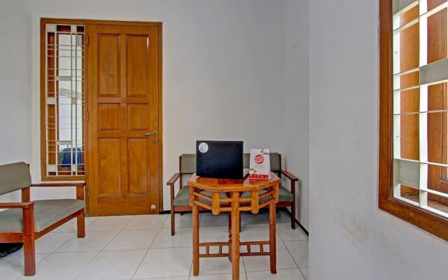 Spot On 91523 Kenari Guesthouse