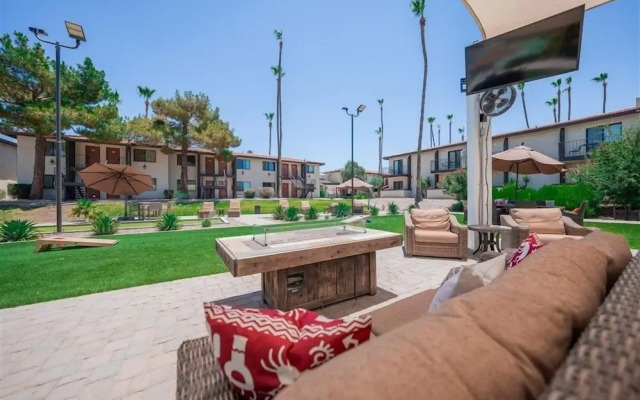 Scottsdale's premium short term getaway, Fully furnished 1 bedroom homes, FREE Golf, cable, utilities, Wi-Fi, parking, pool, and bike trails- Unit 121 by RedAwning