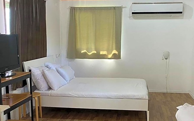 חוף גולן על שפת הכינרת אוהלים ממוזגים ובקתות עץ