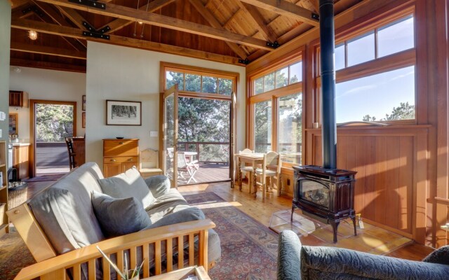 Romantic Ridgetop Escape w/ Hot Tub Near Mendocino