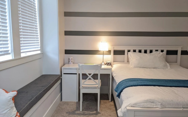 Vancouver West Cozy Retreat by Host Launch