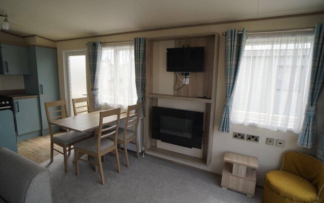 Stunning River View 2 Bedroom Caravan With Decking