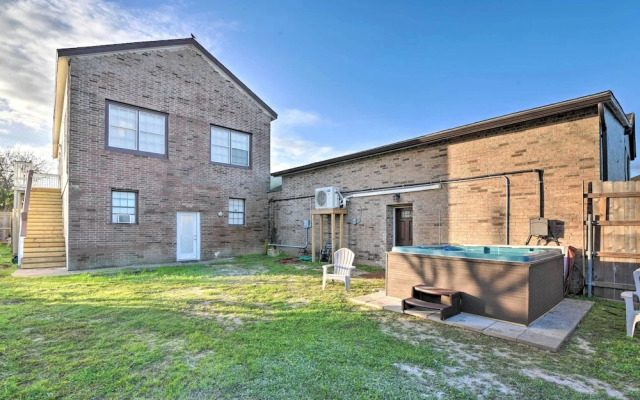 Convenient Apt w/ Golf Carts & Grill Access!