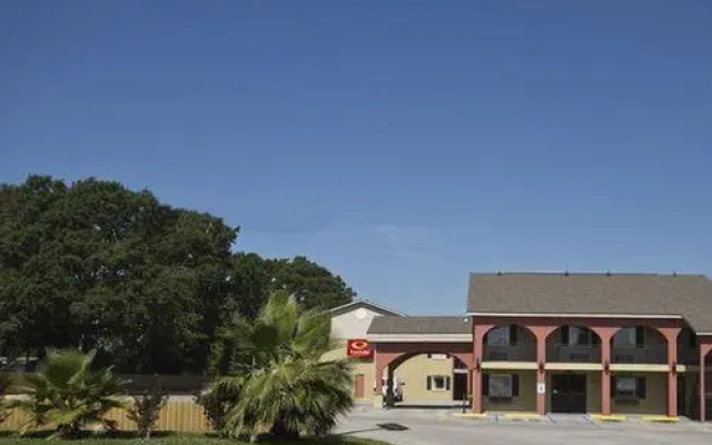 Econo Lodge Inn & Suites