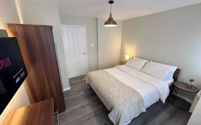 2br-sleeps4-freeparking-wifi-smarttvs