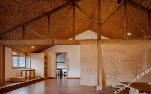 or Mountain and Poetry Courtyard Hostel